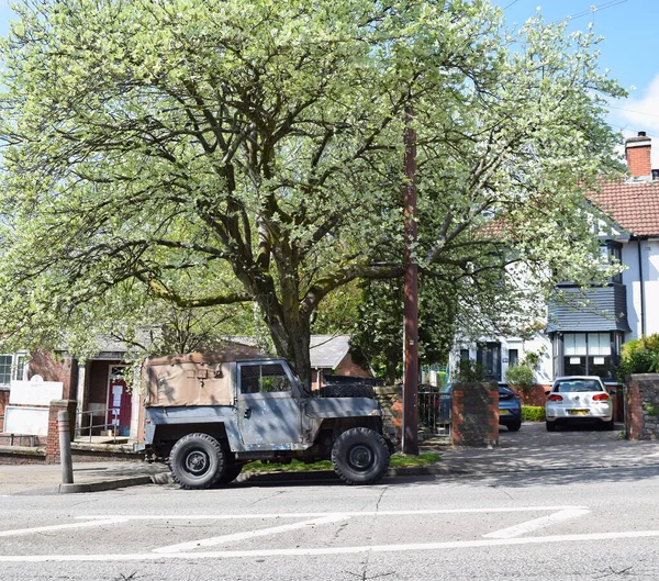 Régi Land Rover Autó Parkolt Lakóutcán Egy Napsütéses Napon — Stock Fotó