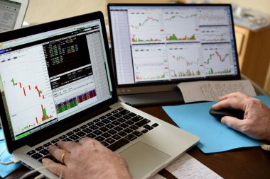 Evdeki çevrimiçi borsa monitörlerinde borsa grafikleri.