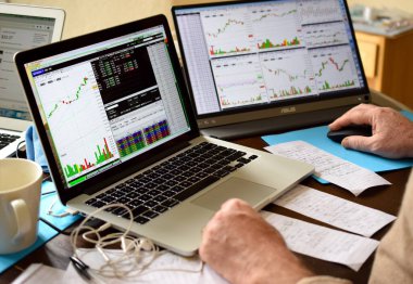 Evdeki çevrimiçi borsa monitörlerinde borsa grafikleri.