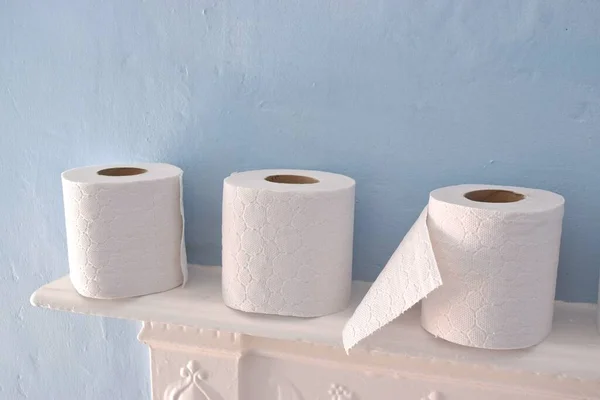 Tuvalet Kağıdı Açık Mavi Arkaplanda Yuvarlanıyor — Stok fotoğraf