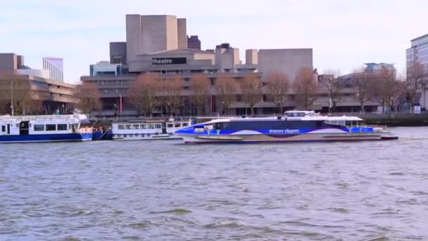 Σκάφη Thames cleppers στον ποταμό Τάμεση στο κεντρικό Λονδίνο. — Αρχείο Βίντεο