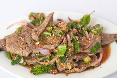 Domuz karaciğer baharatlı salata tabak beyaz zemin, küvet Wan Esan Tayland üzerinde