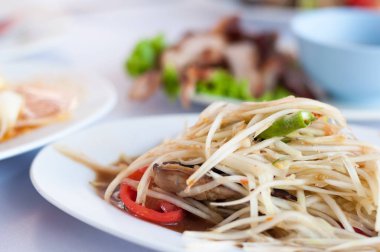 Som Tum papaya salatası Esan Tay tadı arka plan ile kapatmak