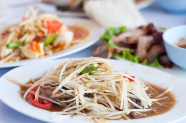 Beyaz arka planda, papaya salatası kadar Tum Sua kapatın