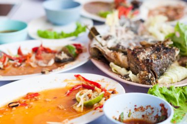 Tükenmiş Som Tum papaya salatası Esan Tay menüsü balık ızgara, yemek bitmiş