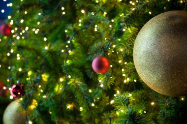Büyük sarı glitter yakın Noel ağacı ile tel beyaz ışık arka plan üzerinde topu