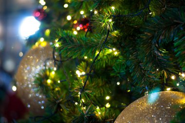 Büyük sarı glitter yakın Noel ağacı ile tel beyaz ışık arka plan üzerinde topu