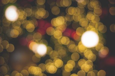 Bulanık glitter topu kutlamak aydınlatma ampul açık renkli, yumuşak renk sinematik vignette sesi ile Noel ağacı