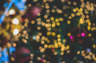Bulanık glitter topu kutlamak aydınlatma ampul açık renkli, yumuşak renk sinematik vignette sesi ile Noel ağacı