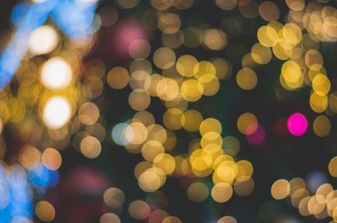 Bulanık glitter topu kutlamak aydınlatma ampul açık renkli, yumuşak renk sinematik vignette sesi ile Noel ağacı