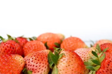 Olgun kırmızı çilek izole beyaz arka plan, alan yazma kopyası, çilek ananassa plastik şeffaflık paketindeki yakınındaki yakın çekim