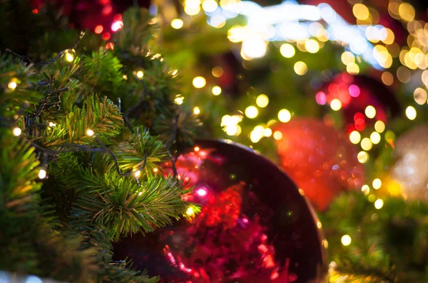 Κοντινό Πλάνο Μεγάλη Κόκκινη Glitter Μπάλα Χριστουγεννιάτικο Δέντρο Ανοιχτόχρωμο Φόντο — Φωτογραφία Αρχείου
