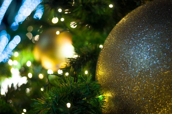 Κοντινό Πλάνο Μεγάλη Κίτρινη Λάμψη Μπάλα Χριστουγεννιάτικο Δέντρο Ανοιχτόχρωμο Φόντο — Φωτογραφία Αρχείου