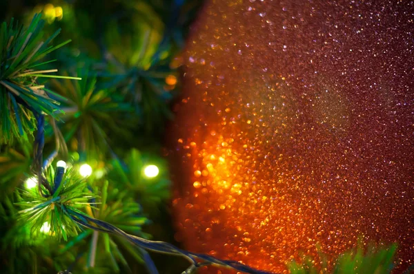 Закрыть Большой Красный Блестящий Шар Рождество Дереве Проволокой Белый Свет — стоковое фото