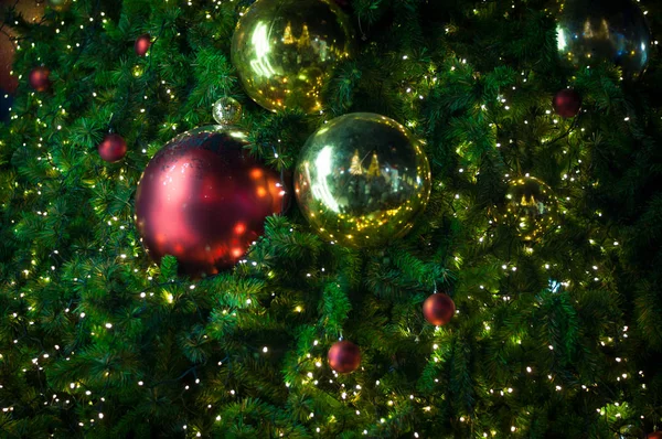 Gros Plan Grande Boule Paillettes Rouges Noël Sur Arbre Avec Photos De Stock Libres De Droits