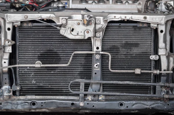 Close Anteriore Compatto Vecchio Radiatore Radiatore Alluminio Sfondo — Foto Stock