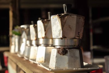 Kahve pot eski alüminyum açık yakın Servis Kahvaltı sabah Pazar güneş ışığı ile ocakta