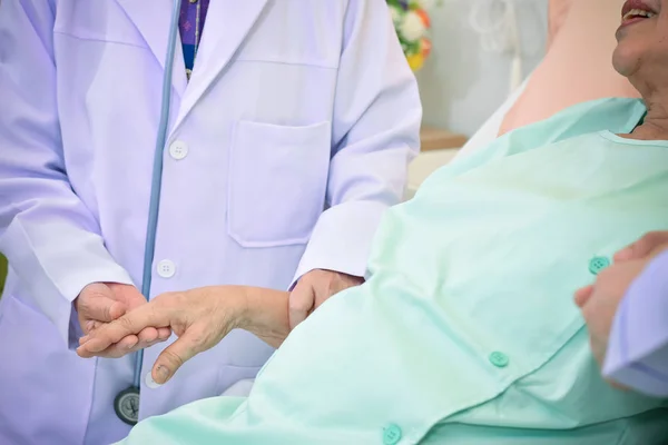 Gros Plan Médecin Prendre Soin Tenir Main Patient Grand Mère Photos De Stock Libres De Droits