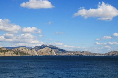 Mavi gökyüzü, kayalar ve deniz