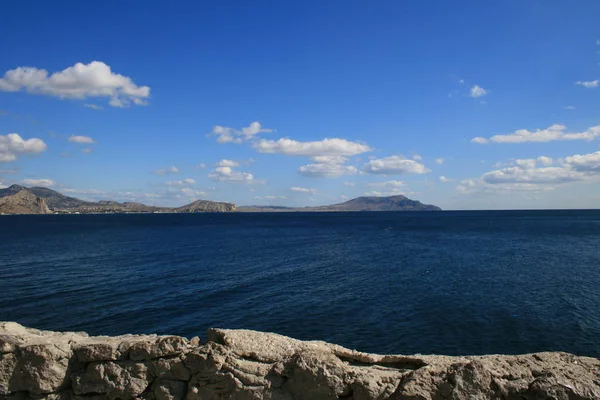 Mavi Gökyüzü Kayalar Deniz — Stok fotoğraf