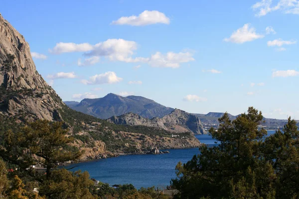 Blauer Himmel Felsen Und Meer — Stockfoto