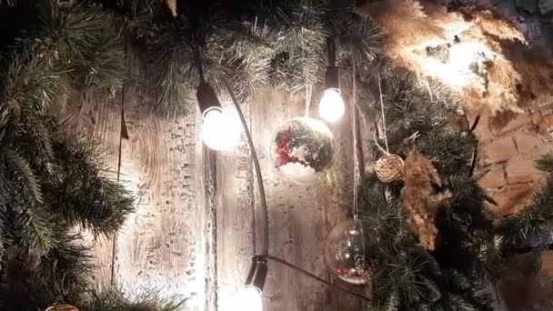 Swingende Grote Transparante Kerstbal Met Sneeuw Kegel Bergas Dennennaalden Nieuwjaarsdecoraties — Stockvideo