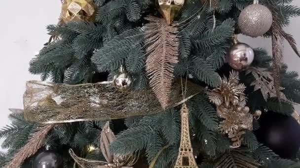 Χριστουγεννιάτικο Δέντρο Διακοσμημένο Μπάλες Λουλούδια Σουβενίρ Και Παιχνίδια Close — Αρχείο Βίντεο