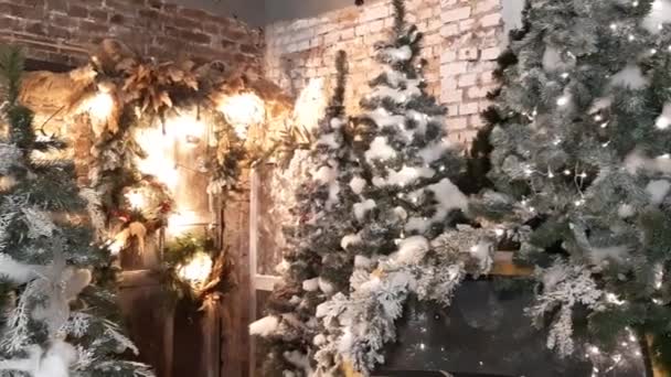 Árvores Natal Com Guirlandas Luminosas Decorações Carro Amarelo Com Luzes — Vídeo de Stock