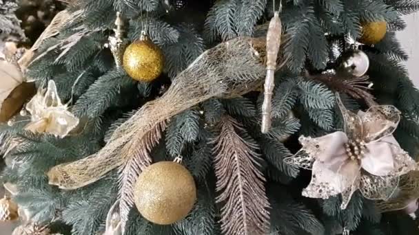 Gedecoreerde Kerstboom Met Ballen Bloemen Souvenirs Speelgoed Close — Stockvideo