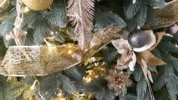 Gedecoreerde Kerstboom Met Ballen Bloemen Souvenirs Speelgoed Close — Stockvideo
