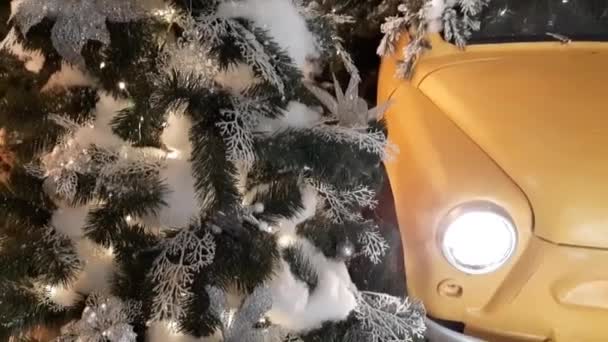 Kerstbomen Met Lichtgevende Bloemenslingers Decoraties Een Gele Auto Met Lichten — Stockvideo