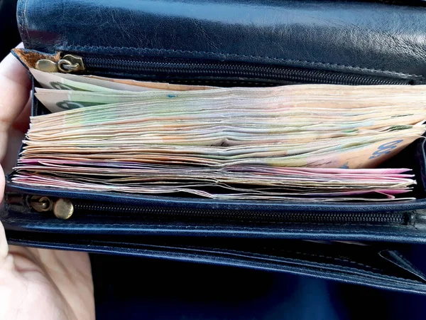 500 'lük ve 200' lük banknotlar siyah deri bir cüzdanda.