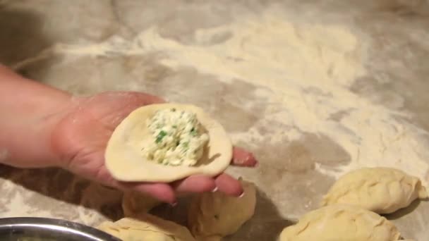Tuzlu Süzme Peynir Taze Otlarla Doldurulmuş Turtalar Pişiriyorum — Stok video
