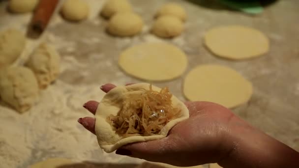 Kızarmış Lahana Turşusuyla Doldurulmuş Geleneksel Ukrayna Nine Turtaları Pişiriyorum — Stok video
