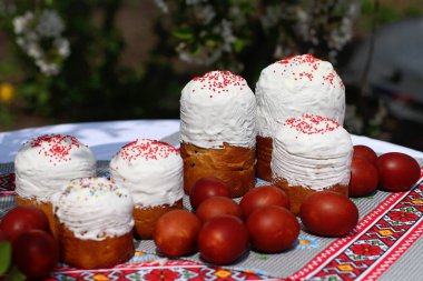 Çiçek açan bahçenin arka planında renkli yumurtalar olan Paskalya Paşaları.