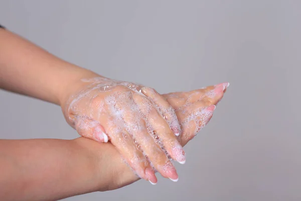 Laver Les Mains Féminines Avec Savon Sur Fond Gris — Photo