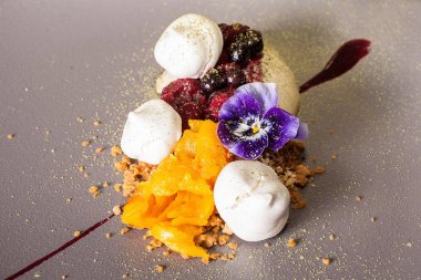 tatlı bir dondurmalı çilek kahvaltıdan üzerinde