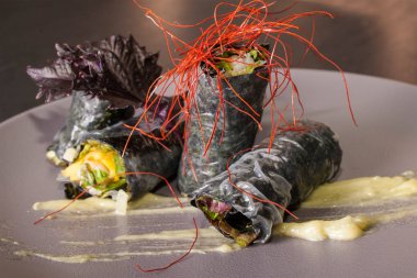 lezzetli sebze sos ve fesleğen ile rulo