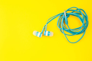 Sarı bir arka plan üzerinde mavi kulaklık