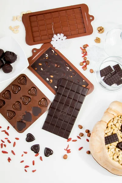 Chocolate dulce con diferentes frutos secos y bayas — Foto de Stock
