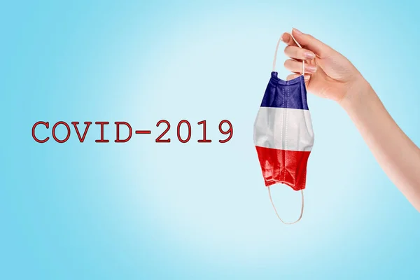 Захист Вірусу Жіноча Рука Тримає Медичну Маску Прапором Франції Блакитний — стокове фото