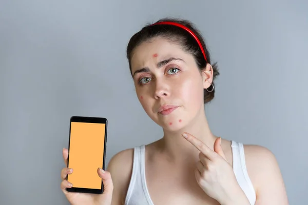 Una Joven Mujer Molesta Sosteniendo Teléfono Inteligente Señala Con Dedo — Foto de Stock