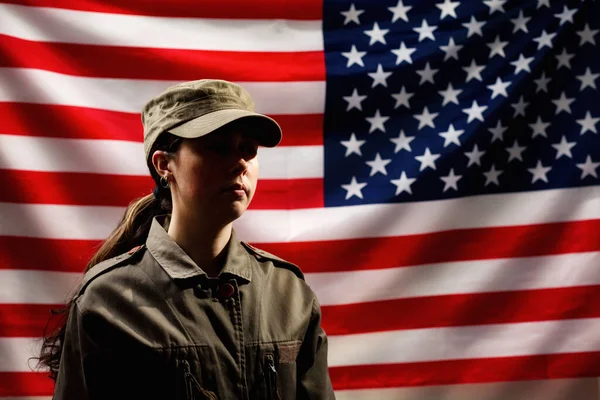 纪念日 独立日 一个身着制服的女兵的画像 背景是美国国旗 复制空间 美国国定假日和爱国主义的概念 — 图库照片