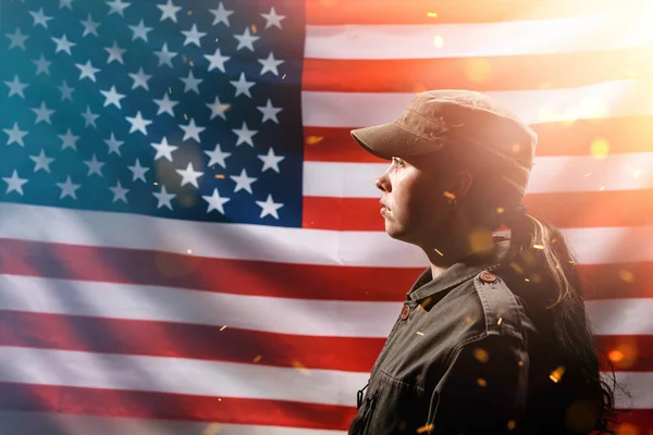 記念日 独立記念日 アメリカの旗を背景に 制服を着た女性兵士の肖像画 サイドビュー アメリカの国民の祝日と愛国心の概念 — ストック写真
