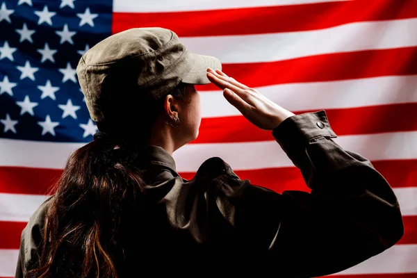 退役軍人の日 記念の日 独立記念日 アメリカ国旗を背景にした女性兵士のシルエット アメリカの国民の祝日と愛国心の概念 — ストック写真