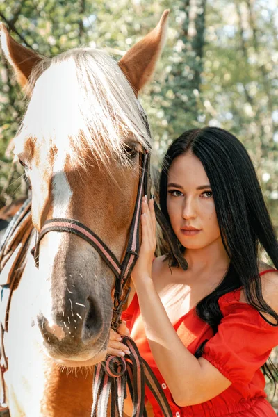 Молодая Красивая Брюнетка Красном Платье Позирует Рядом Лошадью Лес Заднем — стоковое фото