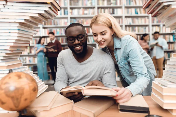 Chico Afroamericano Étnico Chica Blanca Sentados Mesa Rodeados Libros Biblioteca — Foto de Stock