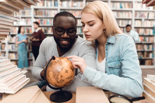 Chico Afroamericano Étnico Chica Blanca Sentado Mesa Rodeado Libros Biblioteca — Foto de Stock