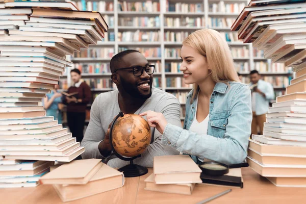 Chico Afroamericano Étnico Chica Blanca Sentado Mesa Rodeado Libros Biblioteca — Foto de Stock