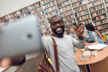 Selfie smartphone almak Kütüphane, siyah adam masada oturan etnik çok kültürlü öğrenci grubu